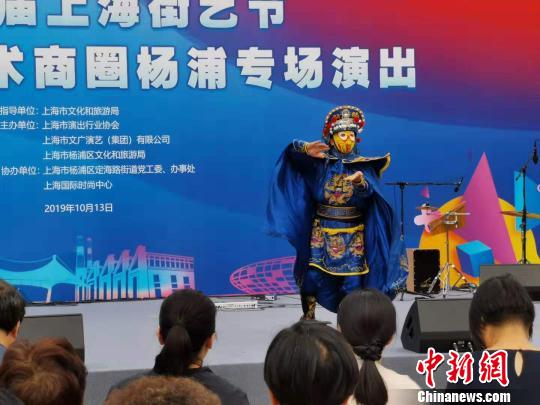 动态非遗表演“变脸”获得掌声阵阵?！〕戮?摄