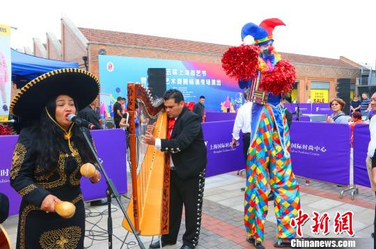 外国街头艺人精彩表演。　诸德清 摄