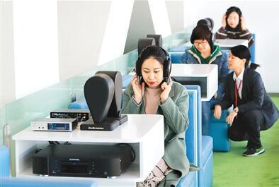 人们在音乐图书馆聆听音乐。刘 筝摄(人民视觉)