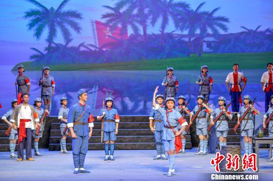 现代琼剧《红色娘子军》在?？谑籽? style=