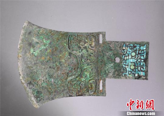 嵌绿松石青铜钺。国家博物馆供图