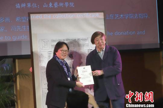 冯骥才向王力克颁发捐赠证书?！≌诺勒?摄