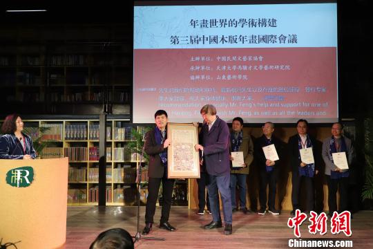 各地年画文博机构及民间收藏家赠送古版年画作品?！≌诺勒?摄