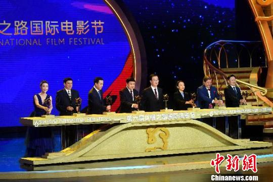 10月15日，第六届丝绸之路国际电影节在福州开幕，电影展映、电影论坛、电影市场交流等六大主体活动、95项配套活动。　吕明 摄