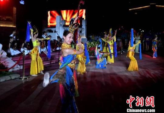 10月15日，第六届丝绸之路国际电影节在福州开幕，电影展映、电影论坛、电影市场交流等六大主体活动、95项配套活动将陆续展开，持续至10月20日。图为舞蹈《飞天》表演助兴开幕式?！÷烂?摄