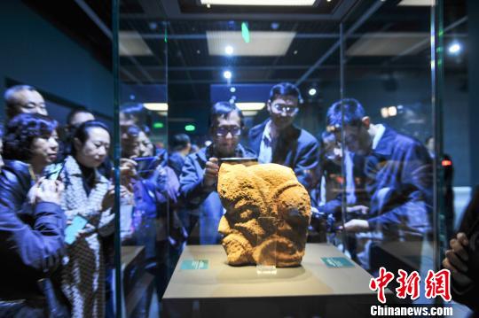 观众观看红山文化文物?！∮诤Ｑ?摄
