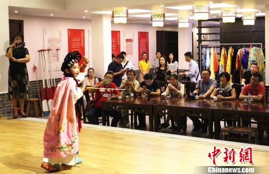 海外华文媒体高层在观看粤剧表演?！≈炝?摄