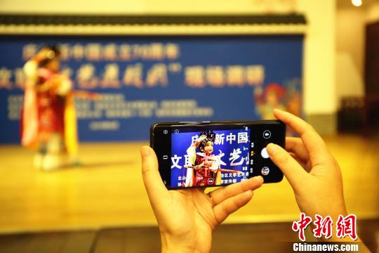 观众在拍摄粤剧表演?！≈炝?摄