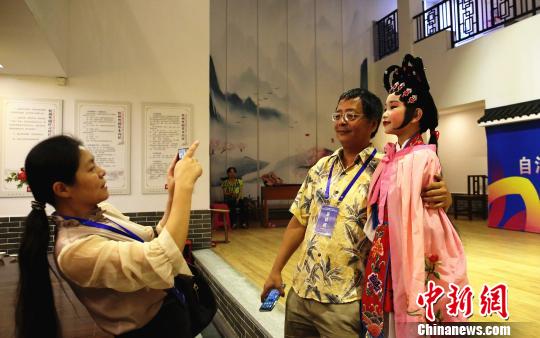 海外华文媒体高层与小演员合影?！≈炝?摄