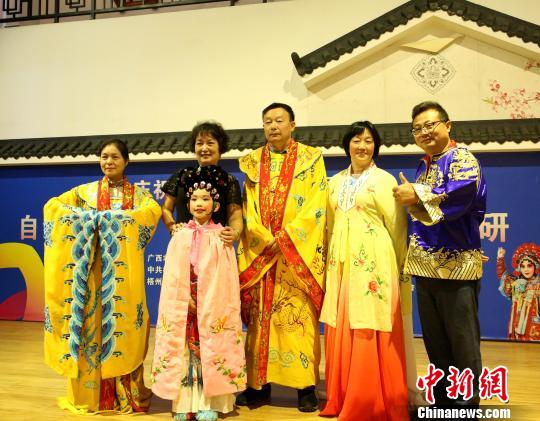 海外华文媒体高层体验粤剧?！≈炝?摄