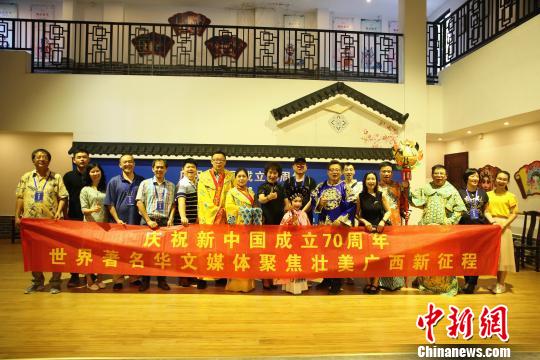 海外华文媒体高层与梧州粤剧团演员合影?！≈炝?摄
