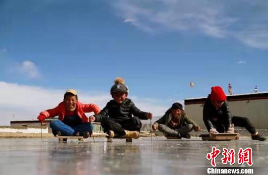 图为最佳作品《滑冰车》。主办方供图