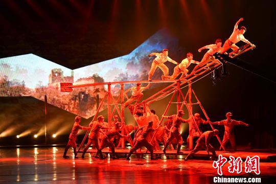 展示红色文化的革命历史故事被演员们用高难度的杂技演绎得淋漓尽致。太原广播电视台供图