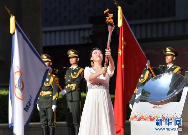 3、2019年8月1日，采火使者方铭璐点燃采火棒。