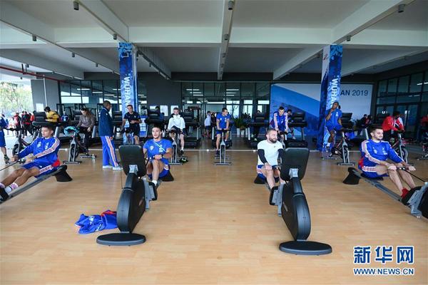 8、2019年10月16日，运动员在军运村内的健身中心锻炼