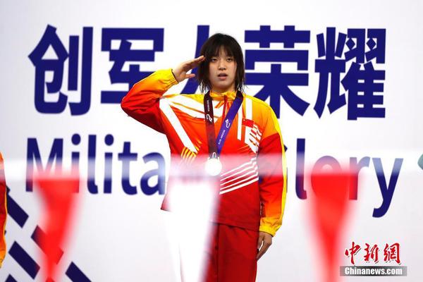 10月20日，第七届世界军人运动会水上救生比赛。中国选手吴惠敏以33秒93摘女子50米假人救生决赛金牌。中新社记者 富田 摄