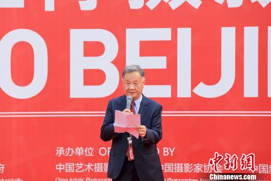 19日，北京国际摄影周2019组委会执行主席、中国艺术摄影学会主席杨元惺在北京国际摄影周2019开幕式上致辞 主办方供图