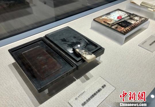 图为钱松喦生前使用过的砚台?！∷锶?摄