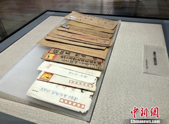 钱松喦与友人往来的书信?！∷锶?摄