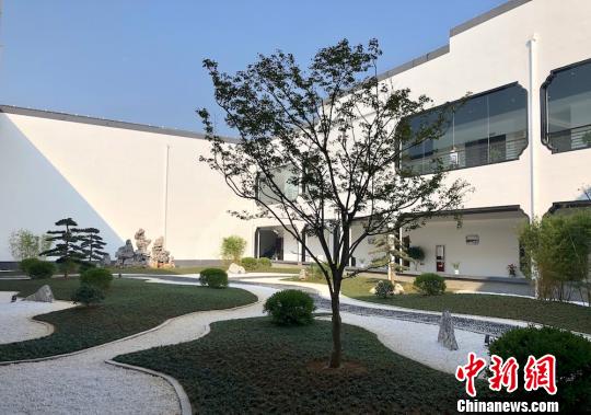 钱松喦艺术馆中，黛瓦白墙古韵十足?！∷锶?摄