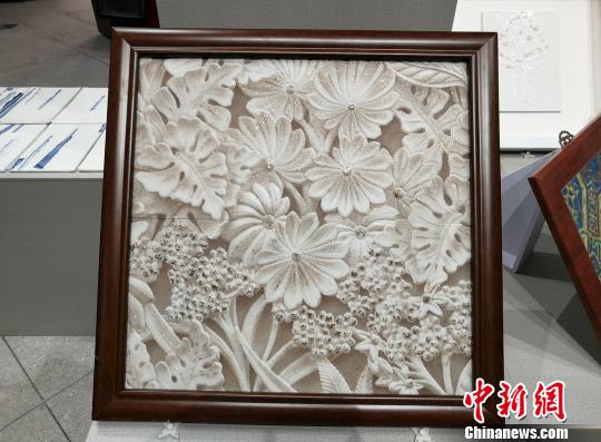 展出的手工瓷砖设计作品?！〕叹拔?摄