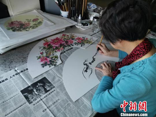 姚申玉在画虾 施紫楠 摄 姚申玉在画虾 施紫楠 摄