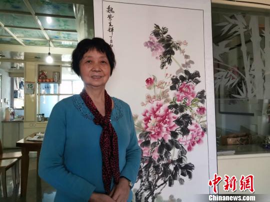 姚申玉与国画合影 施紫楠 摄 姚申玉与国画合影 施紫楠 摄