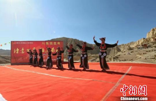 图为在古格王朝遗址脚下，当地民众载歌载舞迎接诗歌节。活动方供图