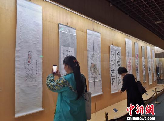 图为观众走进潍坊市博物馆，参观齐白石百幅书画作品展?！≌韵?摄
