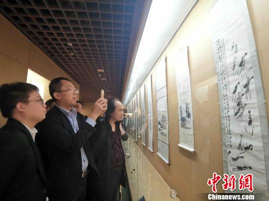 此次展览较为全面地呈现了齐白石在不同创作阶段的艺术特点。　赵晓 摄