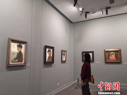 图为观众参观，“时代的印记——靳尚谊油画与素描作品展”?！≌韵?摄