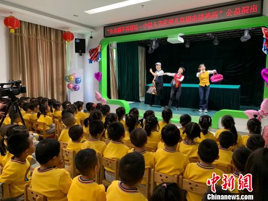 《小吉普？变变变》演出现场 主办方供图 摄