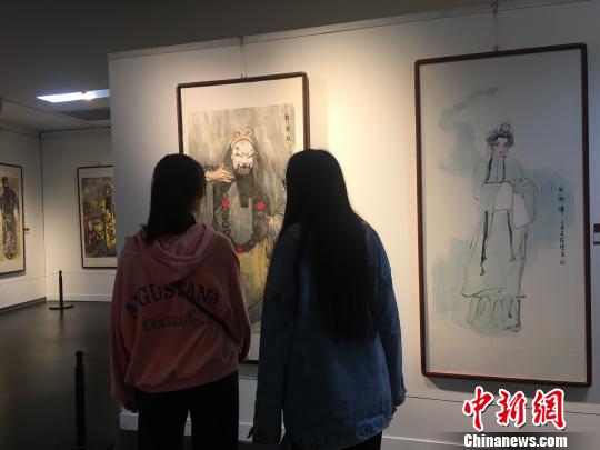 观众观看展览?！「哂昵?摄