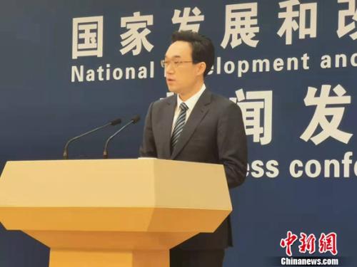 国家发改委新闻发言人袁达。谢艺观 摄