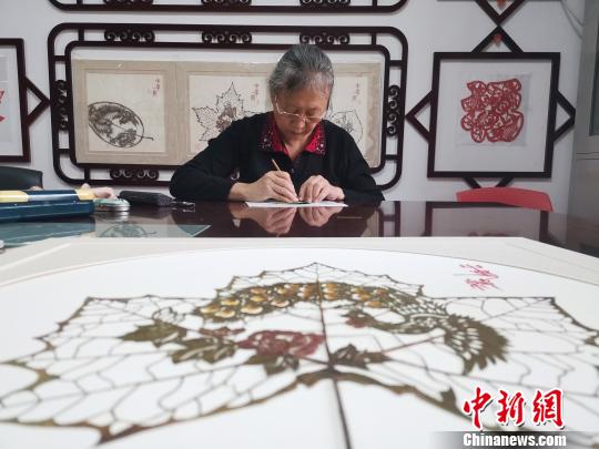 法桐、紫荆、银杏、冬青等树木的叶子在她的巧手雕刻下皆华丽变身。春燕剪柳、龙凤呈祥、鸳鸯戏水、螳螂捕蝉……年逾花甲的都婉莉近20年创作了上千幅作品。　孙宏瑗 摄