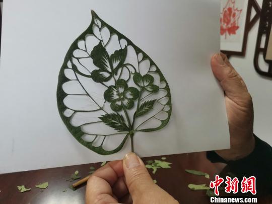 图为，都婉莉创作的作品“蝶恋花”。　孙宏瑗 摄