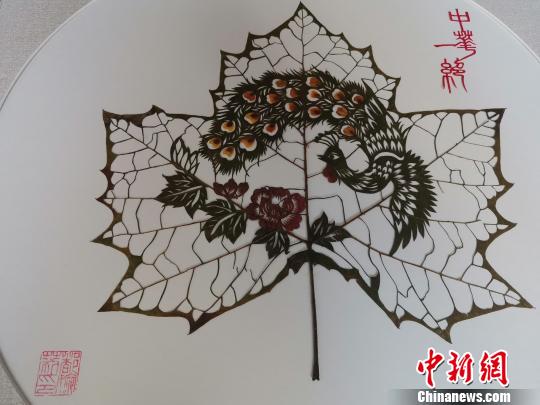 图为，都婉莉创作的拼色叶雕作品。　孙宏瑗 摄