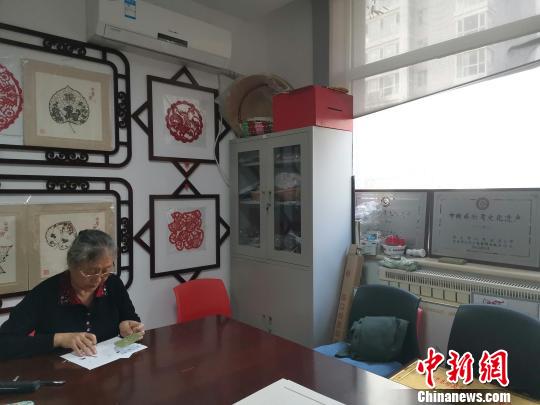 图为，都婉莉正在其工作室进行创作?！∷锖觇?摄