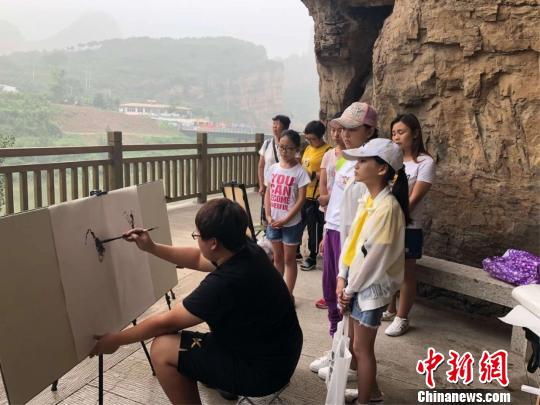 画家在兴隆写生 张桂芹 摄 画家在兴隆写生 张桂芹 摄