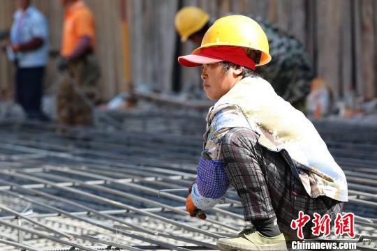 工人们正在工作中。(王尚云/摄) 王尚云 摄
