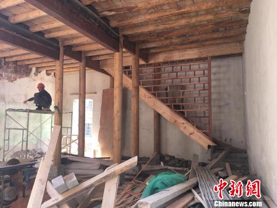 工人们正在修缮中。(吴兰/摄) 吴兰 摄