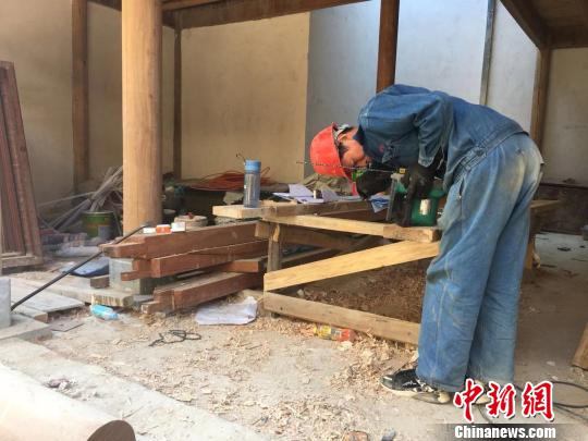 工人们正在修缮中。(吴兰/摄) 吴兰 摄