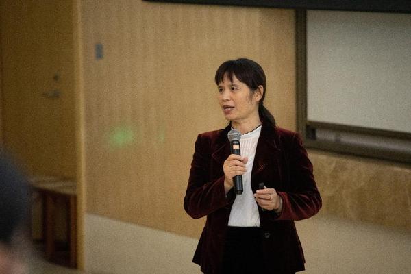 图2  北大妇女儿童体育研究中心主任董进霞回顾中国女性体育发展_爱奇艺