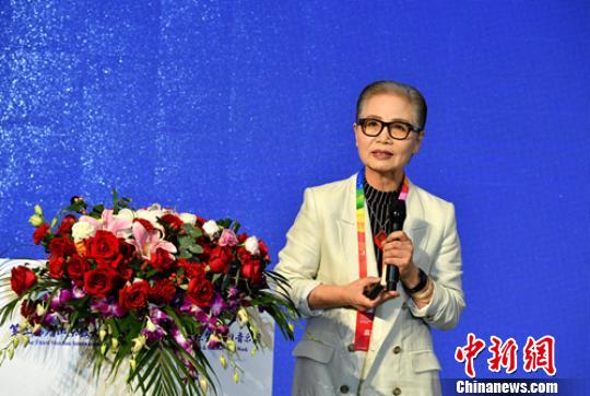 圆光大学校书法科大学院招聘教授、韩国汉字汉文教师硏修院专任教授裴玉永进行主旨演讲?！×踔铱?摄