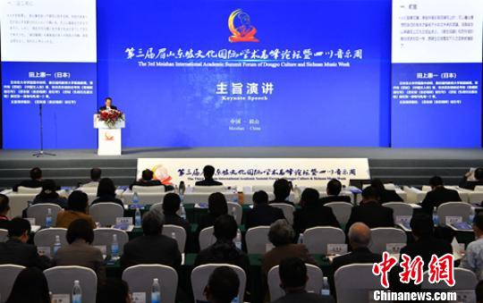 日本东大寺学园高中讲师、福冈教育大学客座教授田上惠一作主旨演讲?！×踔铱?摄