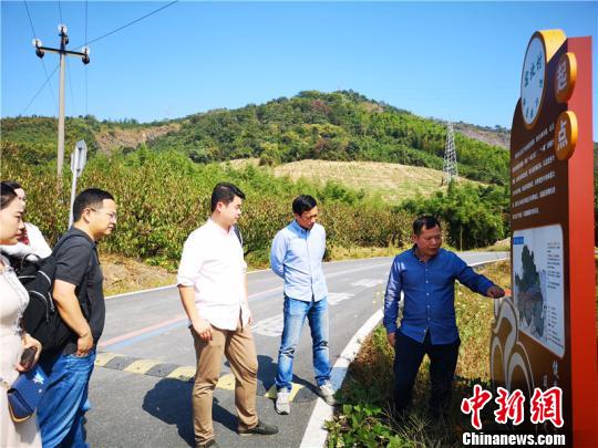 长三角高校学者走访良渚古城遗址周围村落?！≌澎匣?摄