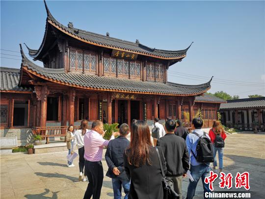 长三角高校学者走访良渚古城遗址周围村落?！≌澎匣?摄