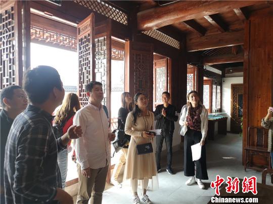 长三角高校学者走访良渚古城遗址周围村落?！≌澎匣?摄