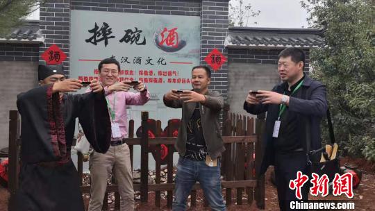 游客体验秦汉酒文化?！÷骋?摄