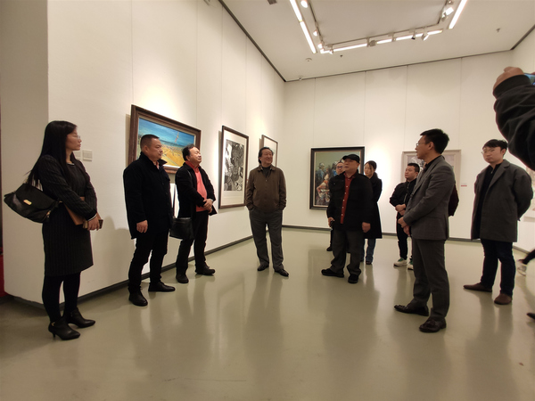 12、嘉宾观看展览